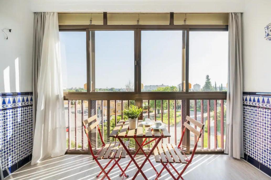 Apartamento Amplio Con 4 Habitaciones Y 2 Banos - Great Apartment With 4 Rooms - 2 Baths Seville Exterior photo