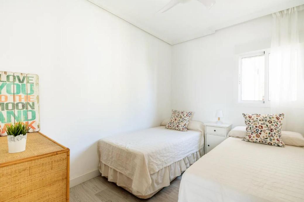 Apartamento Amplio Con 4 Habitaciones Y 2 Banos - Great Apartment With 4 Rooms - 2 Baths Seville Exterior photo